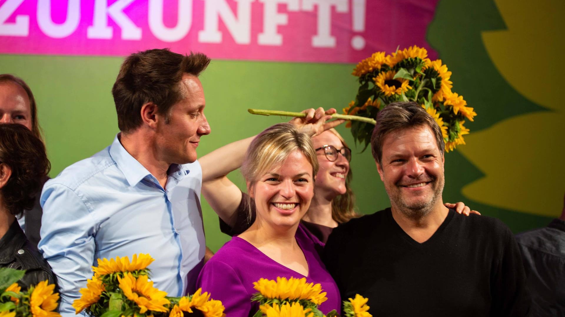 Gute Laune bei den Grünen: Parteichef Robert Habeck (r.) mit den Spitzenkandidaten in Bayern, Katharina Schulze and Ludwig Hartmann in München.