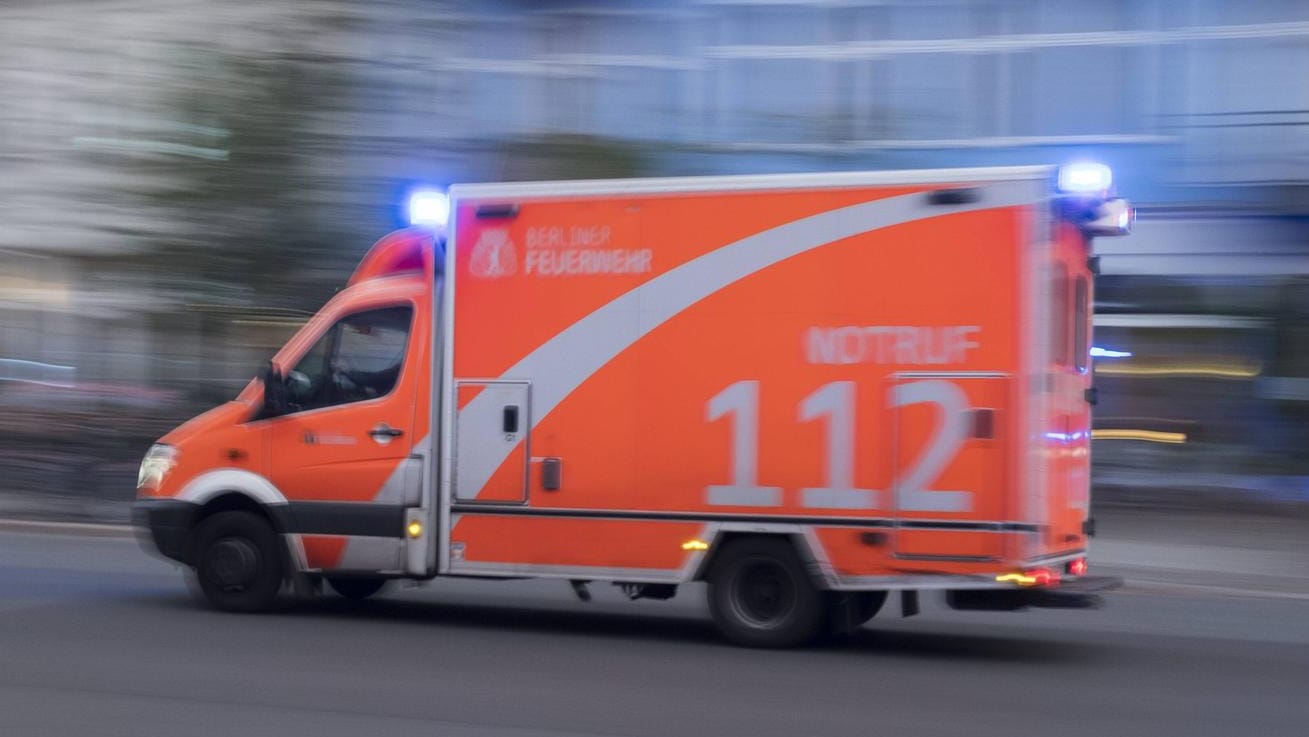 Nach einem brutalen Angriff mussten die Verletzungen eines Kameramanns im Krankenhaus behandelt werden. / Symbolbild Nach einem brutalen Angriff mussten die Verletzungen eines Kameramanns im Krankenhaus behandelt werden. / Symbolbild
