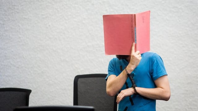 Der Angeklagte zu Prozessbeginn im Landgericht Stuttgart. Der Angeklagte zu Prozessbeginn im Landgericht Stuttgart.