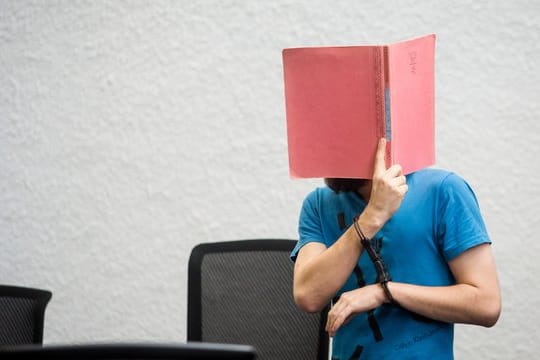 Der Angeklagte zu Prozessbeginn im Landgericht Stuttgart.