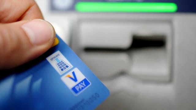 Eine Bankvollmacht zu erteilen, kann für den Notfall wichtig sein. Eine Bankvollmacht zu erteilen, kann für den Notfall wichtig sein.