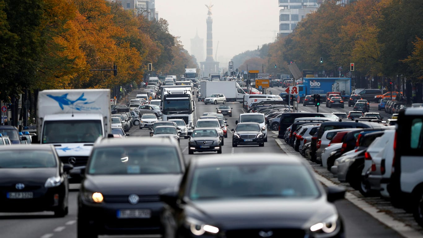 Autos fahren im dichten Verkehr in Berlin: Auch in Berlin wird es künftig Diesel-Fahrverbote geben.