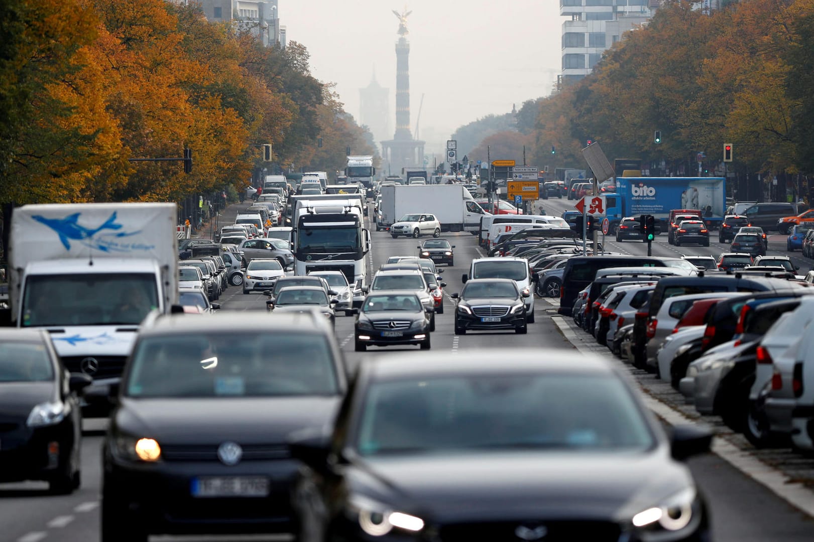 Autos fahren im dichten Verkehr in Berlin: Auch in Berlin wird es künftig Diesel-Fahrverbote geben.