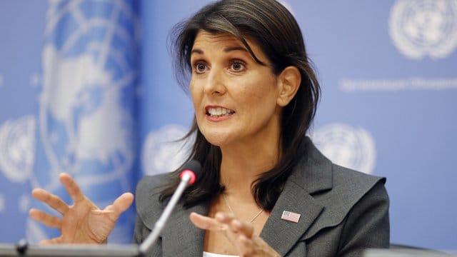Nikki Haley selbst hatte Trump in dessen Wahlkampf im Jahr 2016 zunächst offen kritisiert, sich dann aber auf seine Seite geschlagen. Nikki Haley selbst hatte Trump in dessen Wahlkampf im Jahr 2016 zunächst offen kritisiert, sich dann aber auf seine Seite geschlagen.
