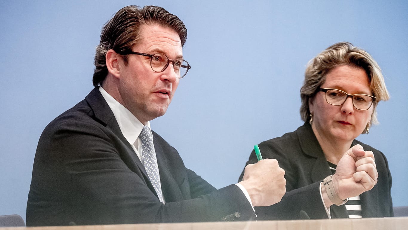 "Ein großes Ding": Bundesumweltministerin Svenja Schulze (SPD) und Bundesverkehrsminister Andreas Scheuer (CSU) am vergangenen Dienstag. Ihr Dieselkompromiss sollte künftige Fahrverbote verhindern.