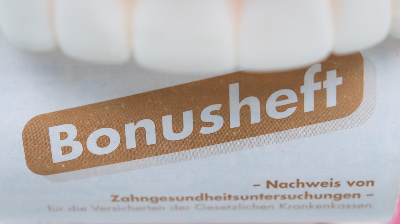 Bonusheft: Wer sein Bonusheft regelmäßig beim Zahnarzt abstempeln lässt, bekommt bei einer größeren Behandlung bis zu 30 Prozent mehr Zuschuss von der Krankenkasse.