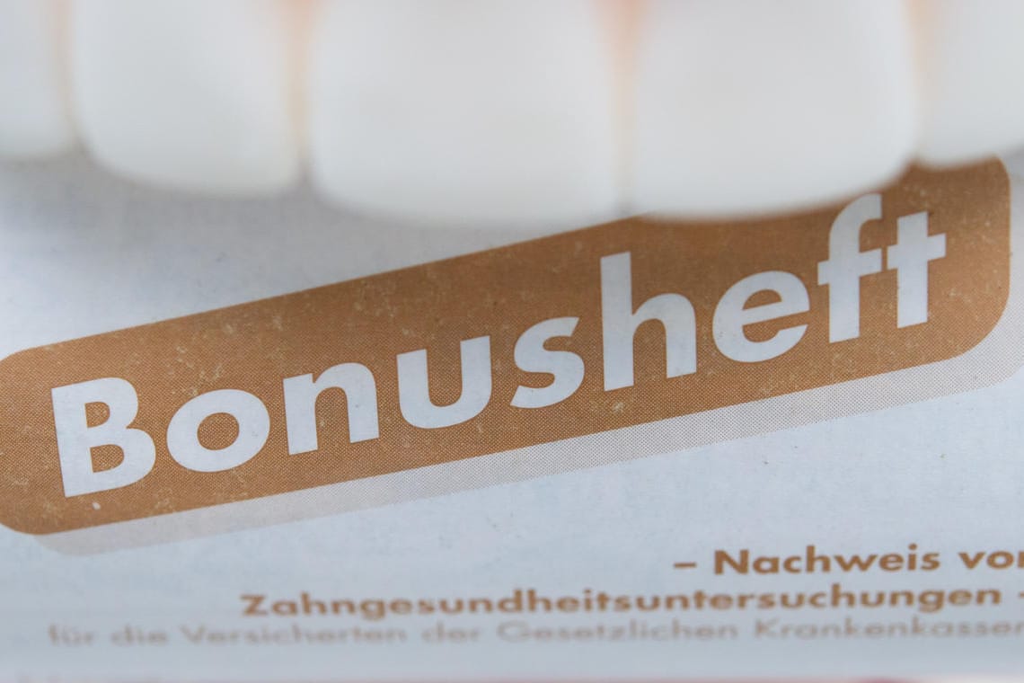 Bonusheft: Wer sein Bonusheft regelmäßig beim Zahnarzt abstempeln lässt, bekommt bei einer größeren Behandlung bis zu 30 Prozent mehr Zuschuss von der Krankenkasse.