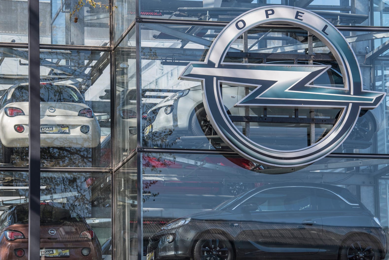 Autos bei einem Opel-Händler: Der Autobauer Opel will bis Ende 2020 seine Modellflotte überarbeiten.