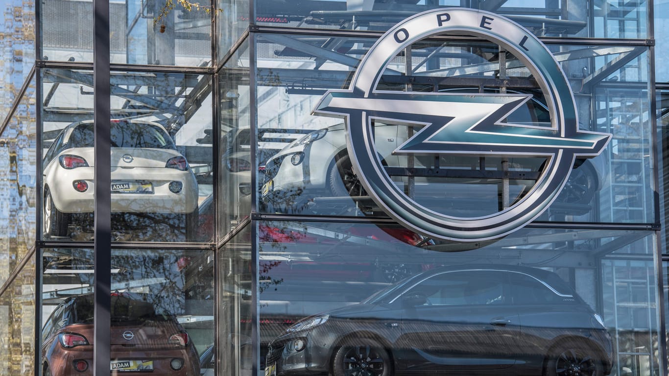 Autos bei einem Opel-Händler: Der Autobauer Opel will bis Ende 2020 seine Modellflotte überarbeiten.