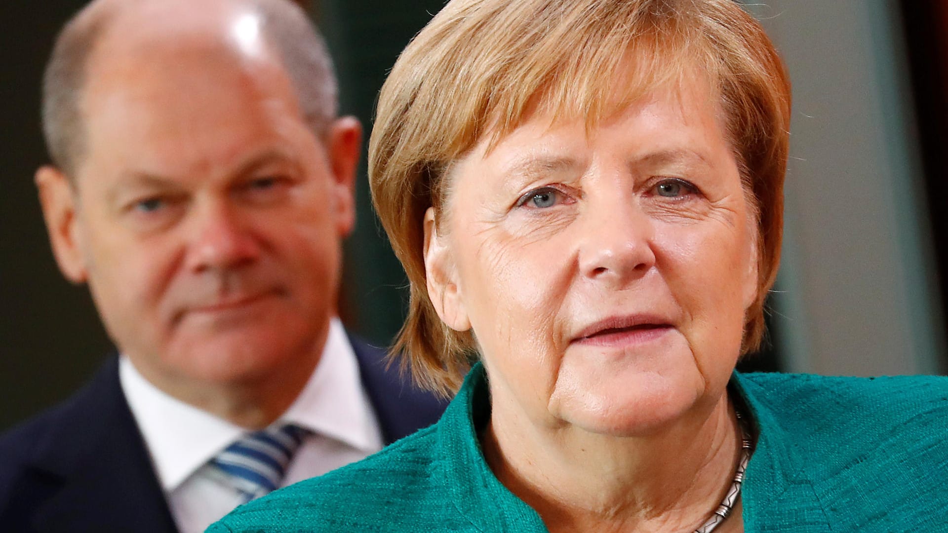 Kanzlerin Angela Merkel und Vizekanzler Olaf Scholz: Die Regierung ist vor der Autolobby eingeknickt, sagt Linken-Politiker Gregor Gysi.