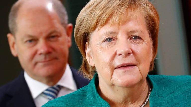 Kanzlerin Angela Merkel und Vizekanzler Olaf Scholz: Die Regierung ist vor der Autolobby eingeknickt, sagt Linken-Politiker Gregor Gysi.