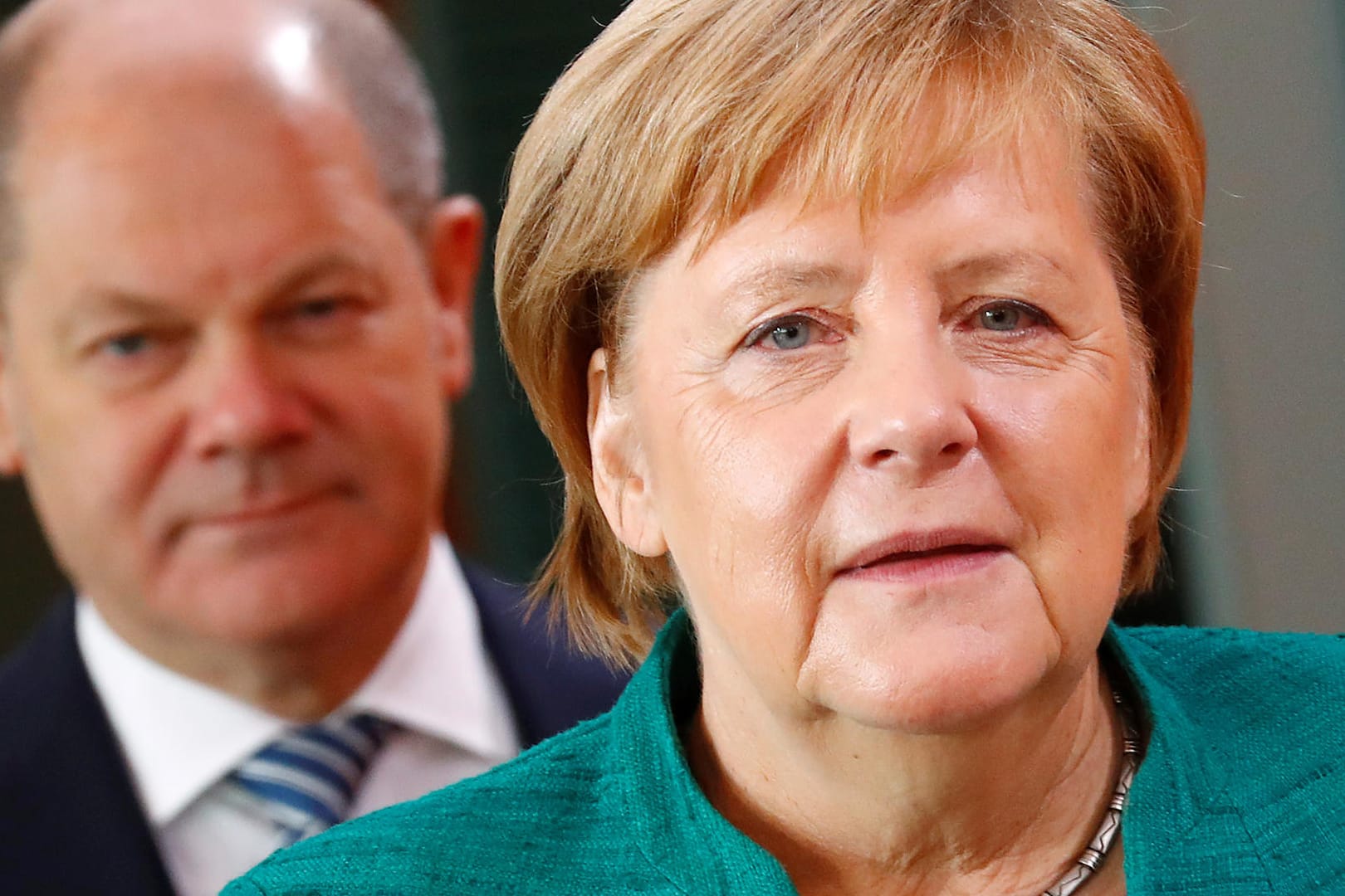 Kanzlerin Angela Merkel und Vizekanzler Olaf Scholz: Die Regierung ist vor der Autolobby eingeknickt, sagt Linken-Politiker Gregor Gysi.