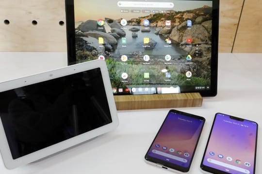 Google stellt neue Produkte vor: Google Home Hub (l-r), Pixel Slate und zwei neue Smartphones.