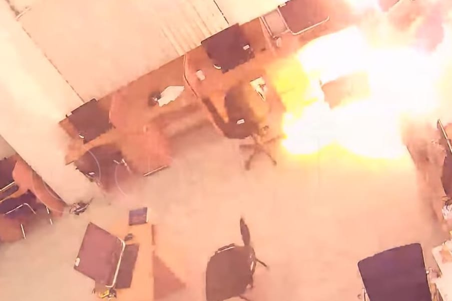 Feuer auf der Überwachungskamera: Die "Förderale Nachrichten-Agentur" veröffentlichte die Bilder. Jetzt ist die Rede vom Brand in der Troll-Fabrik.
