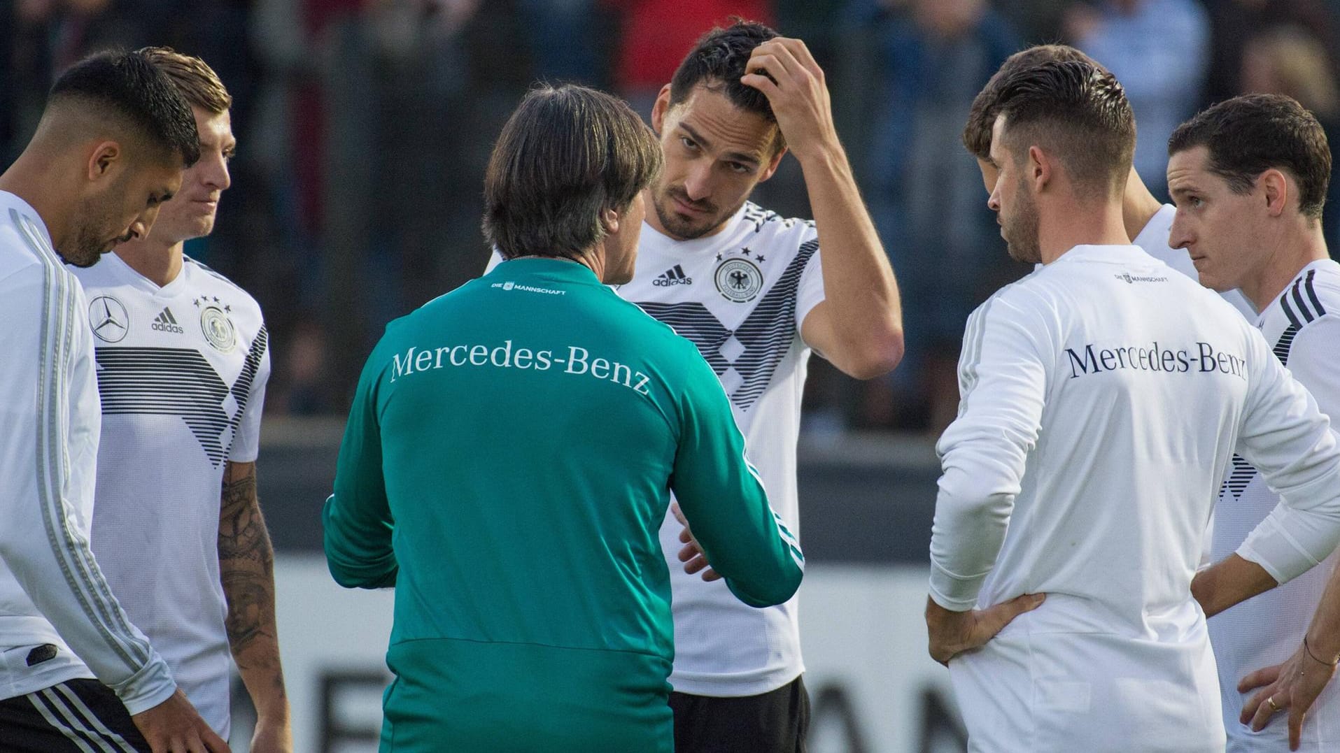 Volle Konzentration: Bundestrainer Löw und die Nationalspieler beim öffentlichen Training in Berlin.