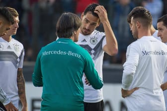 Volle Konzentration: Bundestrainer Löw und die Nationalspieler beim öffentlichen Training in Berlin.