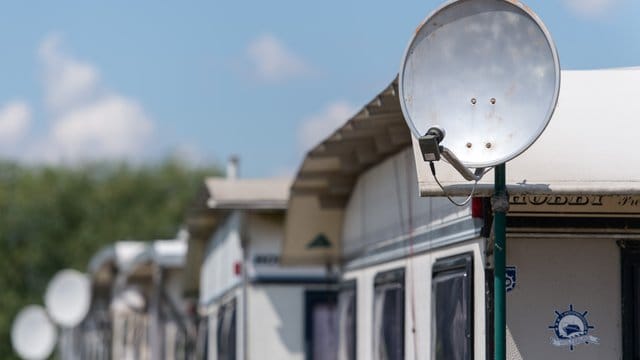 Ob für einen dauerhaft abgestellten Wohnwagen eine Zweitwohnungssteuer gezahlt werden muss, hängt von den Ausstattungsmerkmalen ab.