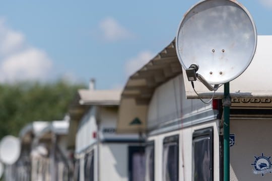 Ob für einen dauerhaft abgestellten Wohnwagen eine Zweitwohnungssteuer gezahlt werden muss, hängt von den Ausstattungsmerkmalen ab.