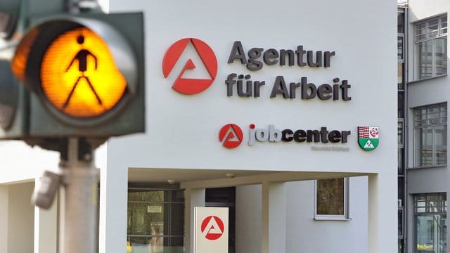 Ein versäumter Beratungstermin, eine abgelehnte Stelle: Zur Strafe können Jobcenter Hartz-IV-Leistungen kürzen. Ein versäumter Beratungstermin, eine abgelehnte Stelle: Zur Strafe können Jobcenter Hartz-IV-Leistungen kürzen.
