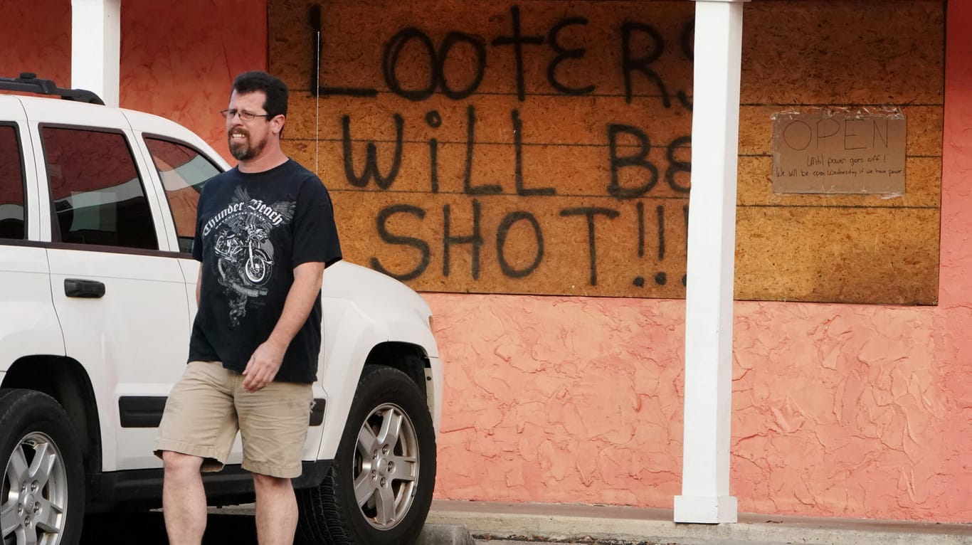 "Plünderer werden erschossen", steht auf den verbarrikadierten Fenstern eines Spirituosenladens im Küstenort Carrabelle: Tausende Menschen wurden Florida aufgefordert, sich vor dem Hurrikan "Michael" in Sicherheit zu bringen.