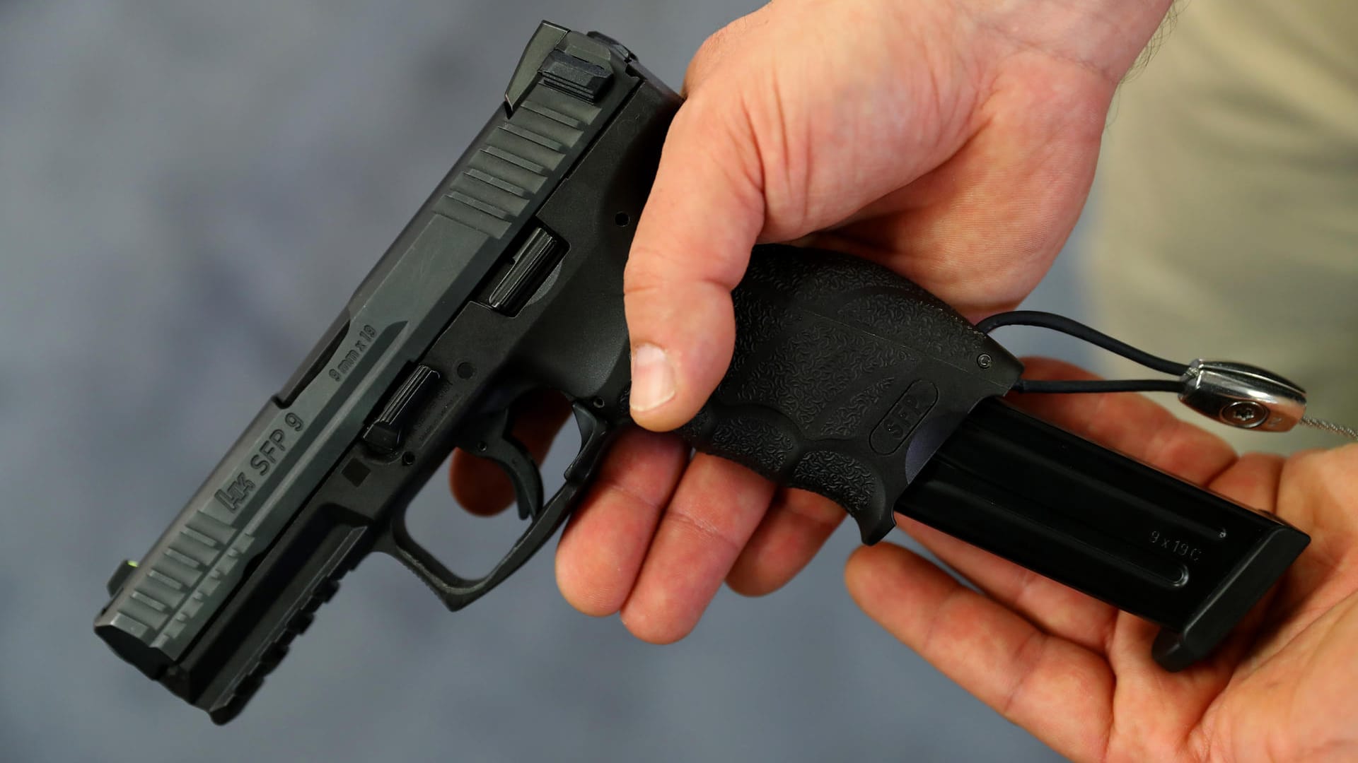 Die Pistole SFP9 von Heckler & Koch: Die Probleme der Berliner Polizei mit ihren neuen Dienstwaffen reißen nicht ab. Die Pistole SFP9 von Heckler & Koch: Die Probleme der Berliner Polizei mit ihren neuen Dienstwaffen reißen nicht ab.