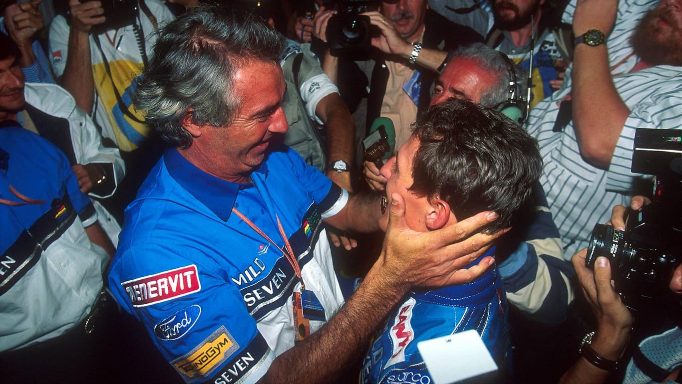 Der Beginn einer Ära: Flavio Briatore (l.) gratuliert Michael Schumacher zu seinem ersten WM-Titel im Jahr 1994.