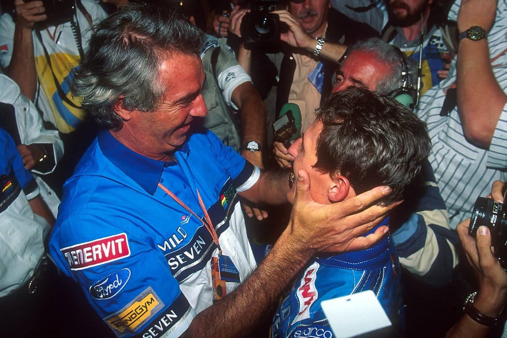 Der Beginn einer Ära: Flavio Briatore (l.) gratuliert Michael Schumacher zu seinem ersten WM-Titel im Jahr 1994.