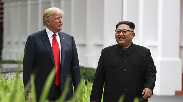 US-Präsident Donald Trump (l) und Nordkoreas Machthaber Kim Jong Un während ihres ersten Treffens in Singapur. US-Präsident Donald Trump (l) und Nordkoreas Machthaber Kim Jong Un während ihres ersten Treffens in Singapur.