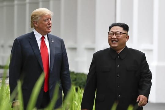 US-Präsident Donald Trump (l) und Nordkoreas Machthaber Kim Jong Un während ihres ersten Treffens in Singapur.