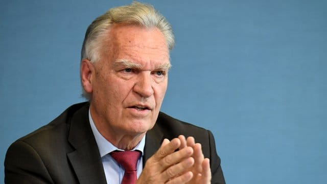 Ex-BKA-Chef Jörg Ziercke wurde auf der Delegiertenversammlung Mitte September zum neuen Bundesvorsitzenden des Weißen Rings gewählt. Ex-BKA-Chef Jörg Ziercke wurde auf der Delegiertenversammlung Mitte September zum neuen Bundesvorsitzenden des Weißen Rings gewählt.