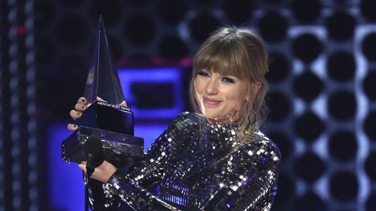 Taylor Swift mit ihrem Award als Künstlerin des Jahres.