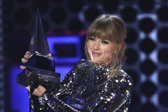 Taylor Swift mit ihrem Award als Künstlerin des Jahres.