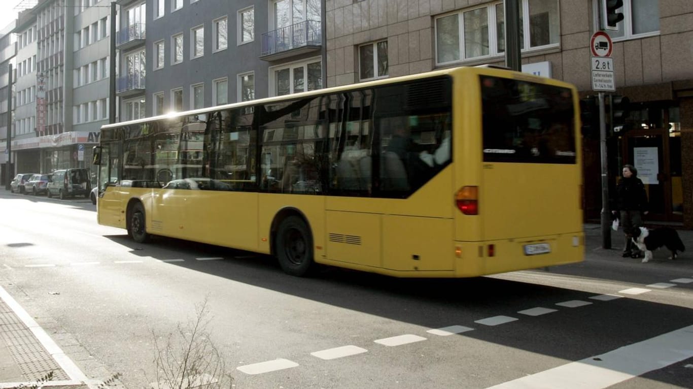 Ein Linienbus in Düsseldorf: Der Vorfall ist nicht der erste Steinwurf auf den öffentlichen Nahverkehr in der Region.