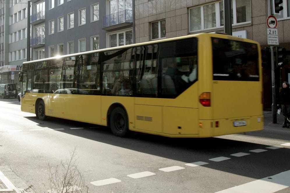 Ein Linienbus in Düsseldorf: Der Vorfall ist nicht der erste Steinwurf auf den öffentlichen Nahverkehr in der Region.