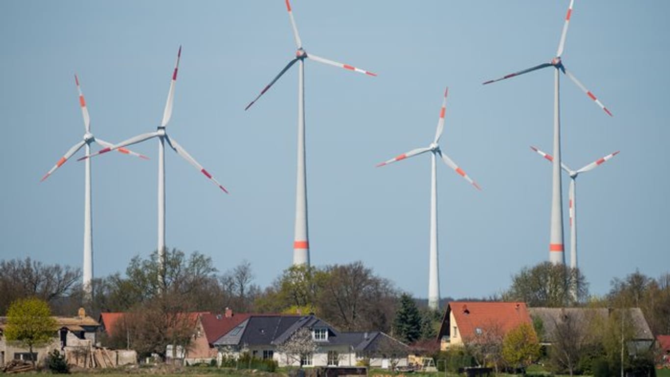 Lärm kann krank machen: Für Windenergieanlagen empfiehlt die WHO, dass die Lärmbelastung tagsüber nicht über 45 Dezibel liegen sollte.