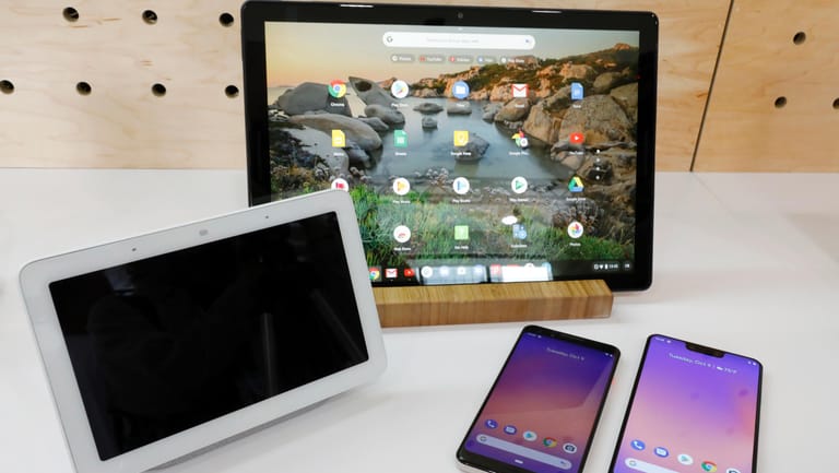 Googles Home Hub (links), das Chromebook Pixel Slate und die Smartphones Pixel 3 und 3 XL: Google will sich als Gerätehersteller etablieren.