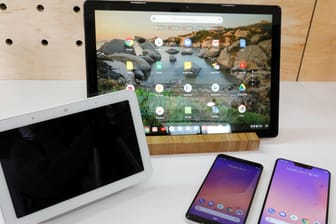 Googles Home Hub (links), das Chromebook Pixel Slate und die Smartphones Pixel 3 und 3 XL: Google will sich als Gerätehersteller etablieren.
