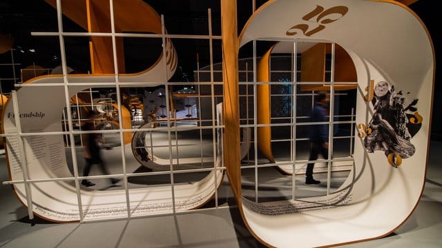 Im Ehrengast-Pavillon stehen übergroße Buchstaben, die das georgische Alphabet interpretieren. Im Ehrengast-Pavillon stehen übergroße Buchstaben, die das georgische Alphabet interpretieren.