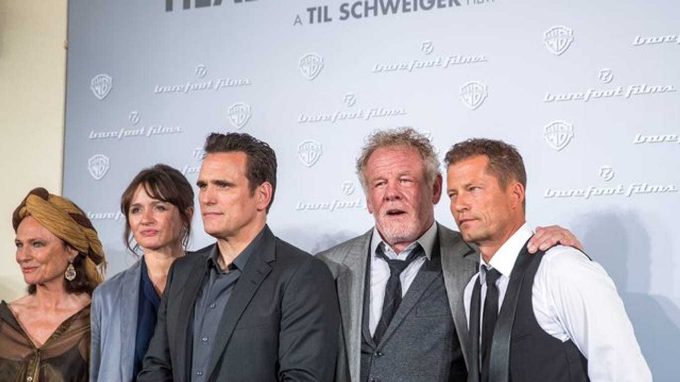 Regisseur Til Schweiger (r-l) mit den Schauspielern Nick Nolte, Matt Dillon, Emily Mortimer und Jacqueline Bisset in Berlin.