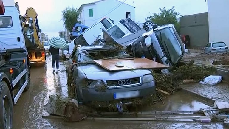 Zerstörte Autos nach der Sturzflut in Sant Llorenç: Der Ort im Osten der Ferieninsel wurde besonders hart von dem Unwetter getroffen.