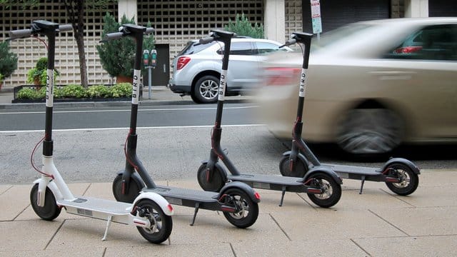 Tretroller mit Elektroantrieb können im Berufsverkehr in Großstädten eine Alternative zu Auto und Bussen sein. Tretroller mit Elektroantrieb können im Berufsverkehr in Großstädten eine Alternative zu Auto und Bussen sein.