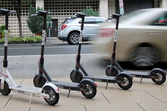 Tretroller mit Elektroantrieb können im Berufsverkehr in Großstädten eine Alternative zu Auto und Bussen sein.