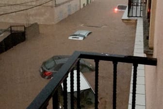 Autos schwimmen auf einer überfluteten Straße in Sant Llorenç: Bei den heftigen Unwettern sind mehrere Menschen gestorben.