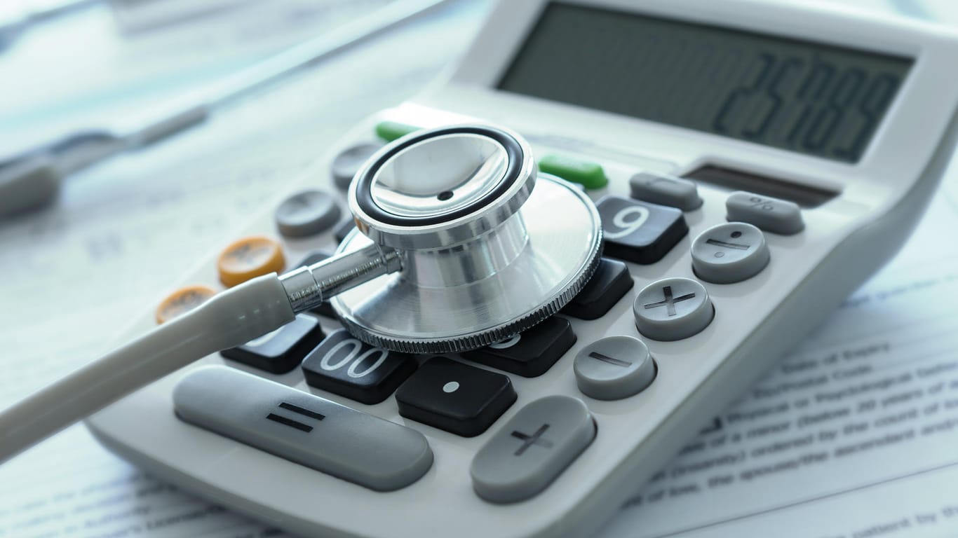 Krankenversicherung: Privatversicherte haben verschiedene Möglichkeiten, um die Beträge zu senken.