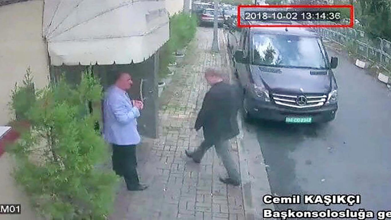 Ein Videostandbild einer Überwachungskamera: Es zeigt den saudischen Journalisten Dschamal Chaschukdschi beim Eintritt in das saudi-arabische Konsulat in Istanbul.