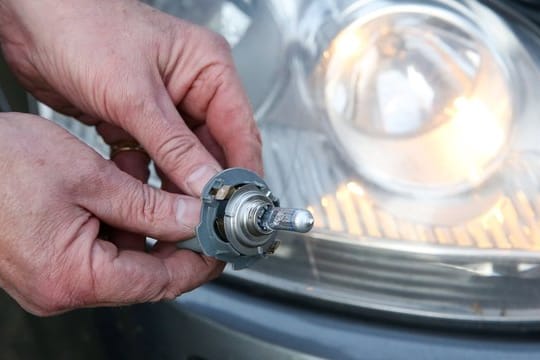 Auf die Fertigung kommt es an: Stimmen Länge und Lage der Glühwendeln in Halogenlampen nicht auf den Zehntelmillimeter, hilft selbst der stärkste Lichtstrom nicht.