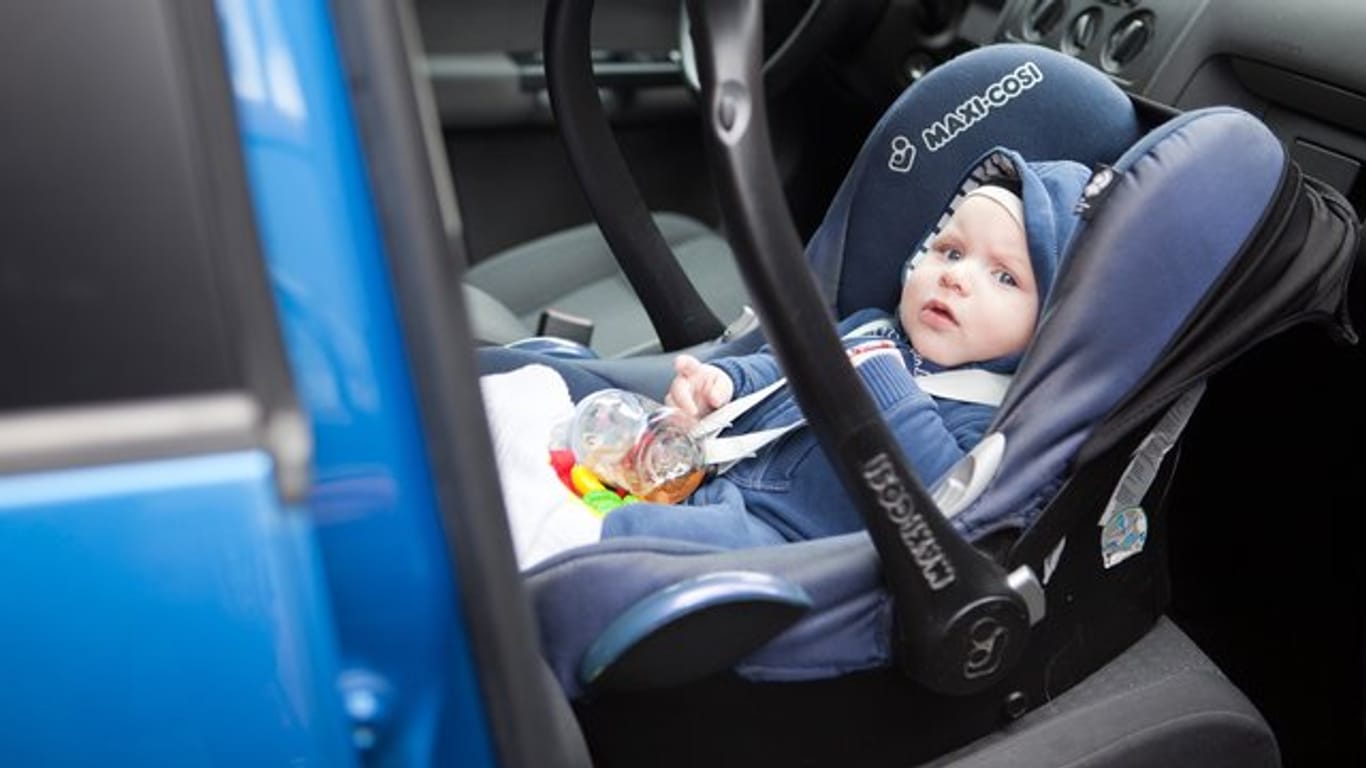 Baby an Bord: Babyschalen werden immer entgegen der Fahrtrichtung fixiert, teilt die Unfallforschung der Versicherer (UDV) mit, die bei vielen Autofahrern generell falsch befestigte Kindersitze beobachtet hat.