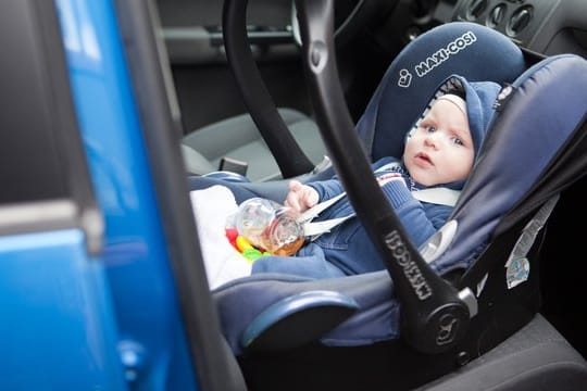 Baby an Bord: Babyschalen werden immer entgegen der Fahrtrichtung fixiert, teilt die Unfallforschung der Versicherer (UDV) mit, die bei vielen Autofahrern generell falsch befestigte Kindersitze beobachtet hat.
