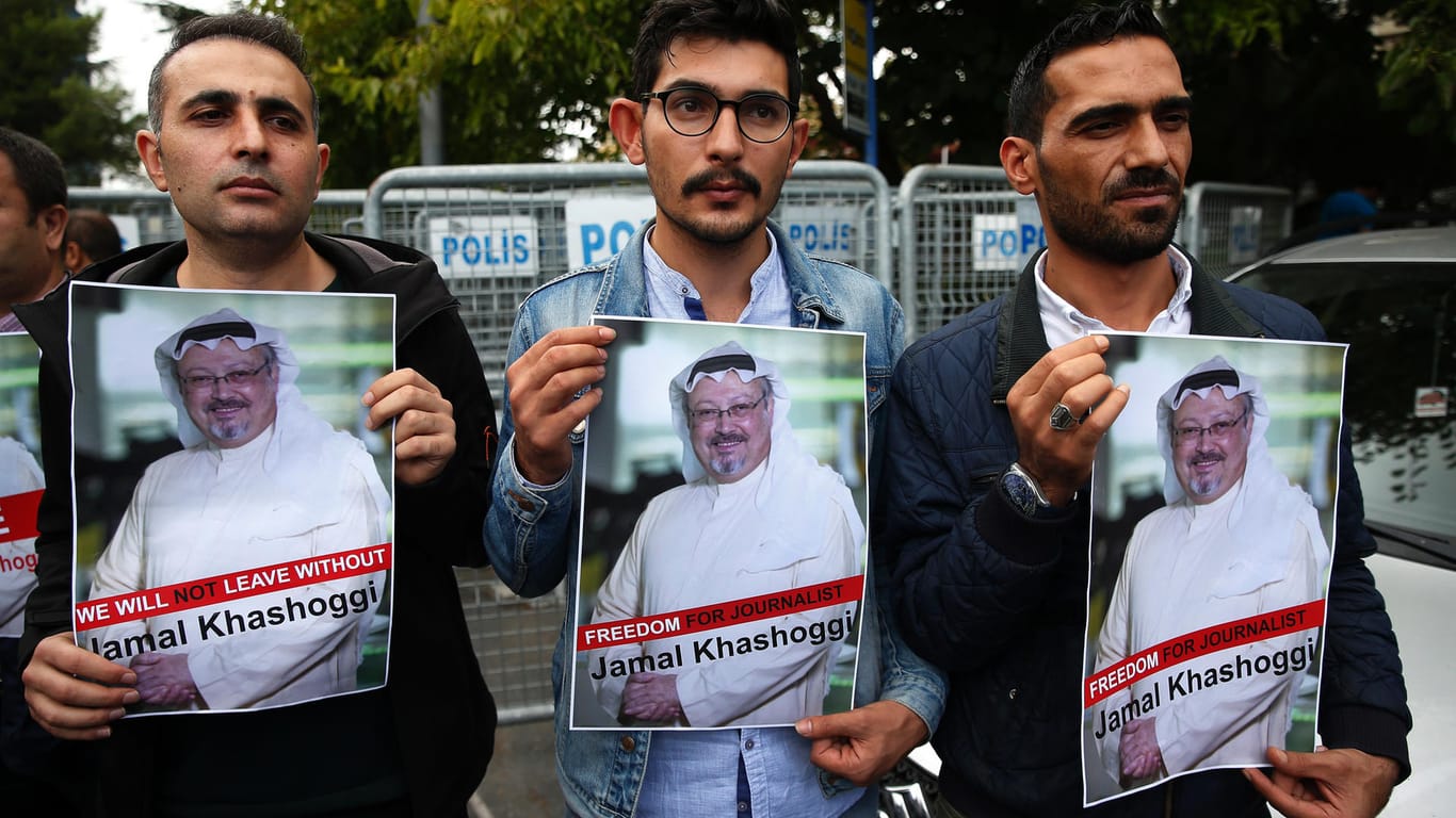 Mitglieder des türkisch-arabischen Journalistenverbandes demonstrieren mit Postern des vermissten saudischen Schriftstellers Dschamal Chaschukdschi bei in der Nähe des saudi-arabischen Konsulats in Istanbul.