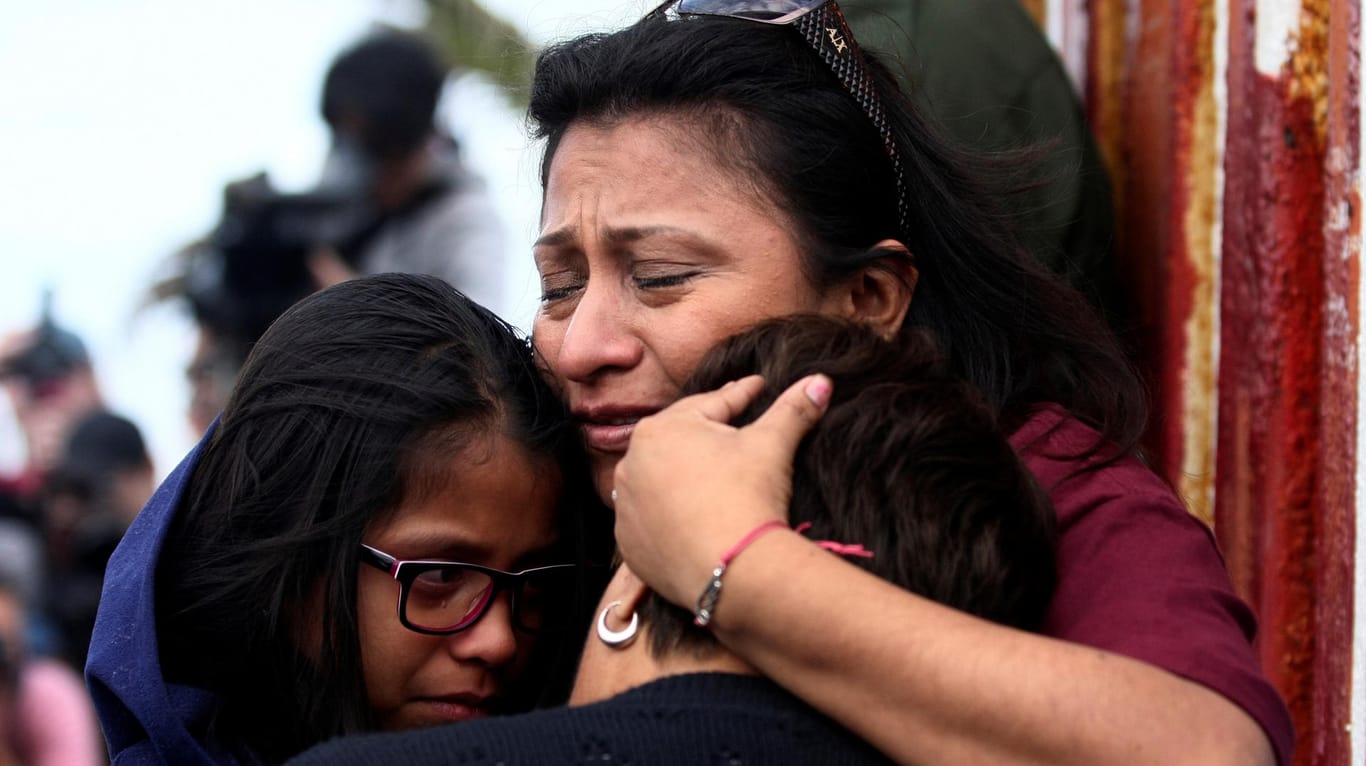 Verwandte umarmen sich an einem geöffneten Tor an der US-mexikanischen Grenze in Tijuana.
